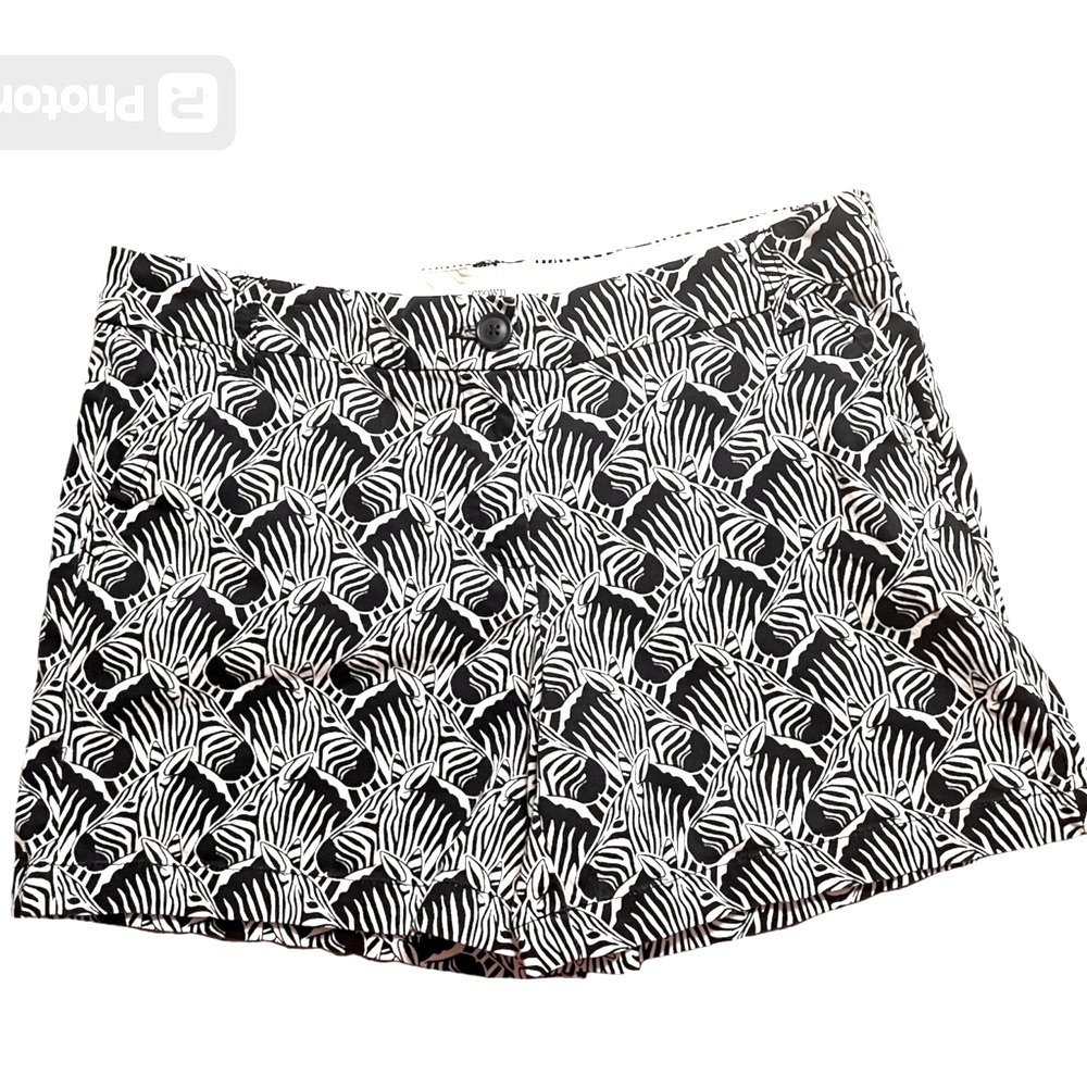 Crown & Ivy Navy Blue and White Zebra Print Shorts. Women’s Size 10. Fun & cute!